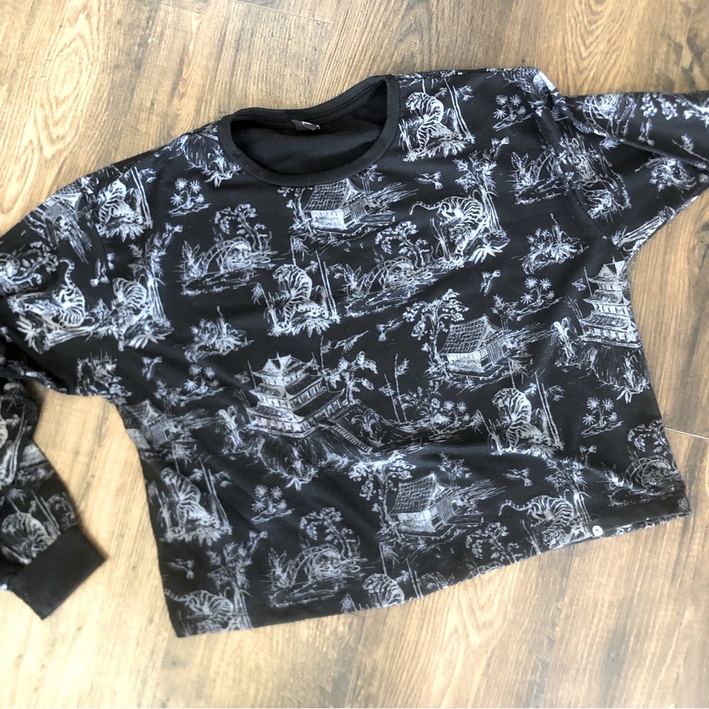 Circle X black print tiger sweatshirt Large